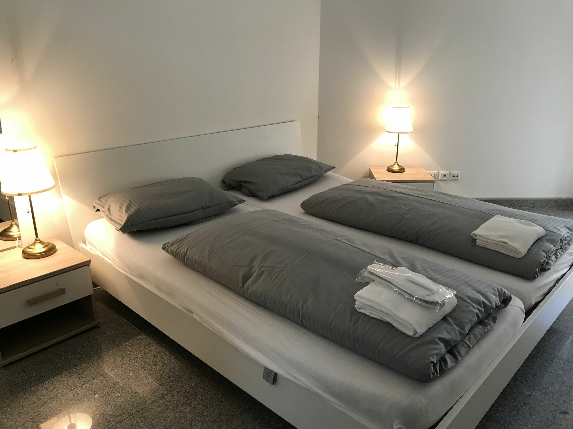 דירות מינכן Kn Kahtan Boarding House מראה חיצוני תמונה